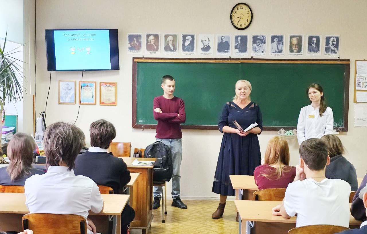 Сотрудники Луганской больницы № 1 провели лекции для школьников