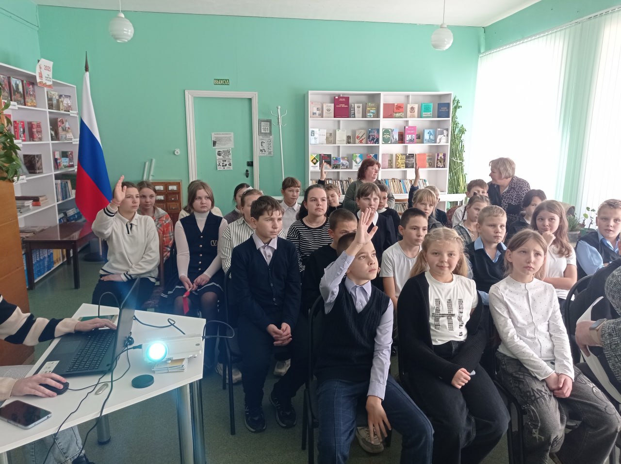 Познакомиться с достопримечательностями городов, накануне Международного дня городов, пришли в Детскую библиотеку обучающиеся 4-х классов Кировской многопрофильной гимназии Познакомиться с достопримечательностями городов, накануне Международного дня городов, пришли в Детскую библиотеку обучающиеся 4-х классов Кировской многопрофильной гимназии