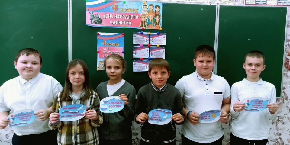 Я - россиянин! . В 5 классе "Станично-Луганской средней школе имени Грекова П М." прошёл урок, посвященный Дню народного единства в рамках Всероссийской детской культурно-просветительской акции «Я - россиянин» Я - россиянин! . В 5 классе "Станично-Луганской средней школе имени Грекова П М." прошёл урок, посвященный Дню народного единства в рамках Всероссийской детской культурно-просветительской акции «Я - россиянин»