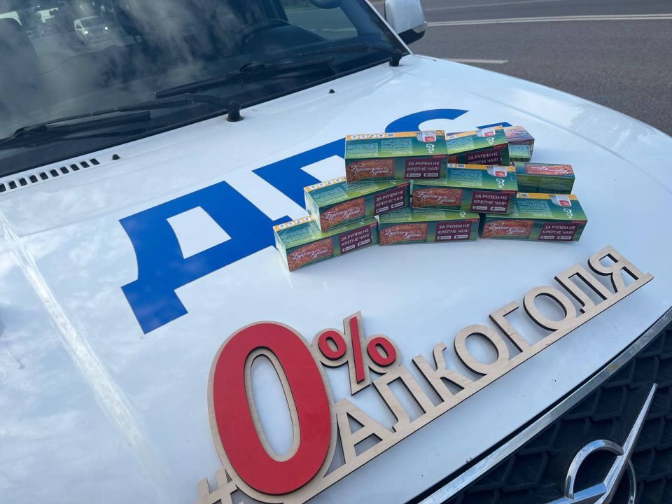 Сотрудники Центра ДиТН, ПБДД ГИБДД МВД по Луганской Народной Республике поздравили водителей с предстоящим праздником «Днем автомобилиста»!