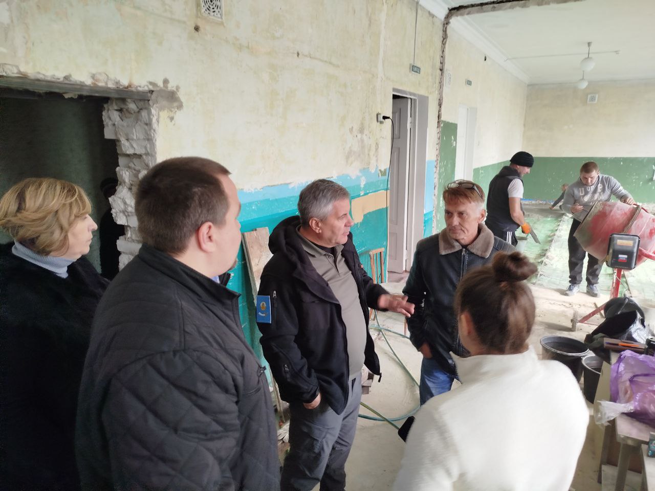 Вячеслав Третьяков: Мой помощник Владимир Запорожец, а также представитель УКС Астраханской области Алексей Алешин, начальник управления ЖКХ, архитектуры и градостроительства Администрации Кременского МО Ирина Китайгора и зам Вячеслав Третьяков: Мой помощник Владимир Запорожец, а также представитель УКС Астраханской области Алексей Алешин, начальник управления ЖКХ, архитектуры и градостроительства Администрации Кременского МО Ирина Китайгора и зам