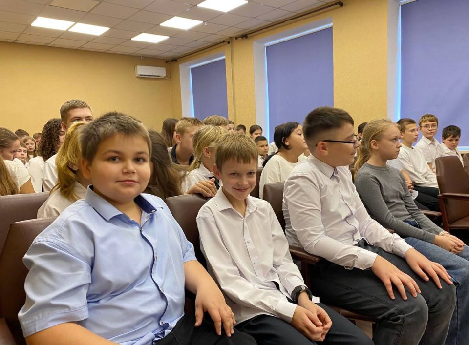 Марина Филиппова: Приняла участие в торжественной церемонии, посвященной вступлению учащихся в ряды Пионеров Луганской Народной Республики, которое прошло в Новоайдарской санаторной школе-интернате и стало важным событием... Марина Филиппова: Приняла участие в торжественной церемонии, посвященной вступлению учащихся в ряды Пионеров Луганской Народной Республики, которое прошло в Новоайдарской санаторной школе-интернате и стало важным событием...