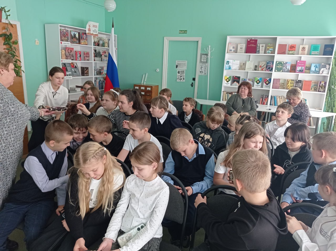 Познакомиться с достопримечательностями городов, накануне Международного дня городов, пришли в Детскую библиотеку обучающиеся 4-х классов Кировской многопрофильной гимназии Познакомиться с достопримечательностями городов, накануне Международного дня городов, пришли в Детскую библиотеку обучающиеся 4-х классов Кировской многопрофильной гимназии