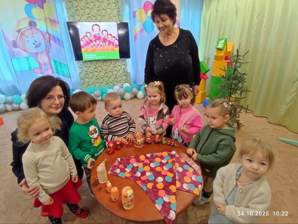 Знакомство с русской матрешкой: развивающее занятие в детском саду «Теремок» Знакомство с русской матрешкой: развивающее занятие в детском саду «Теремок»