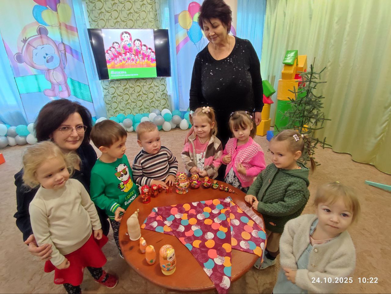 Знакомство с русской матрешкой: развивающее занятие в детском саду «Теремок» Знакомство с русской матрешкой: развивающее занятие в детском саду «Теремок»