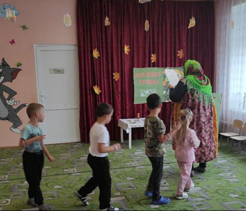 День русской матрёшки.. В рамках парт проекта «Культура малой Родины» активистка партии «Единая Россия», сотрудница Литвиновского СДК Светлана Капаций организовала для детей детского сада «Успех» игровую программу «В гости к... День русской матрёшки.. В рамках парт проекта «Культура малой Родины» активистка партии «Единая Россия», сотрудница Литвиновского СДК Светлана Капаций организовала для детей детского сада «Успех» игровую программу «В гости к...
