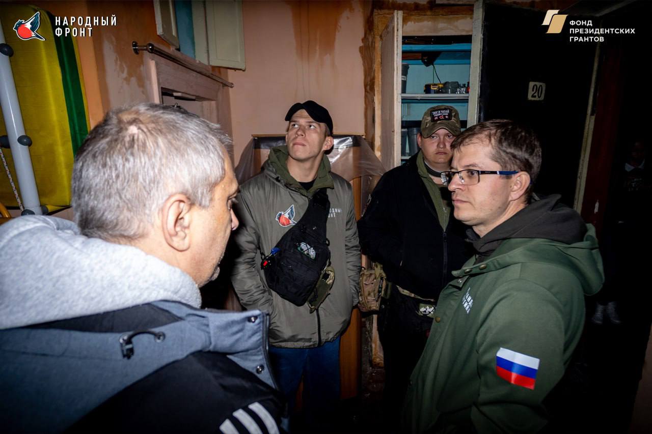 Молодежка Народного фронта ЛНР помогает пострадавшим от пожара на ул. Шевченко в Луганске Молодежка Народного фронта ЛНР помогает пострадавшим от пожара на ул. Шевченко в Луганске