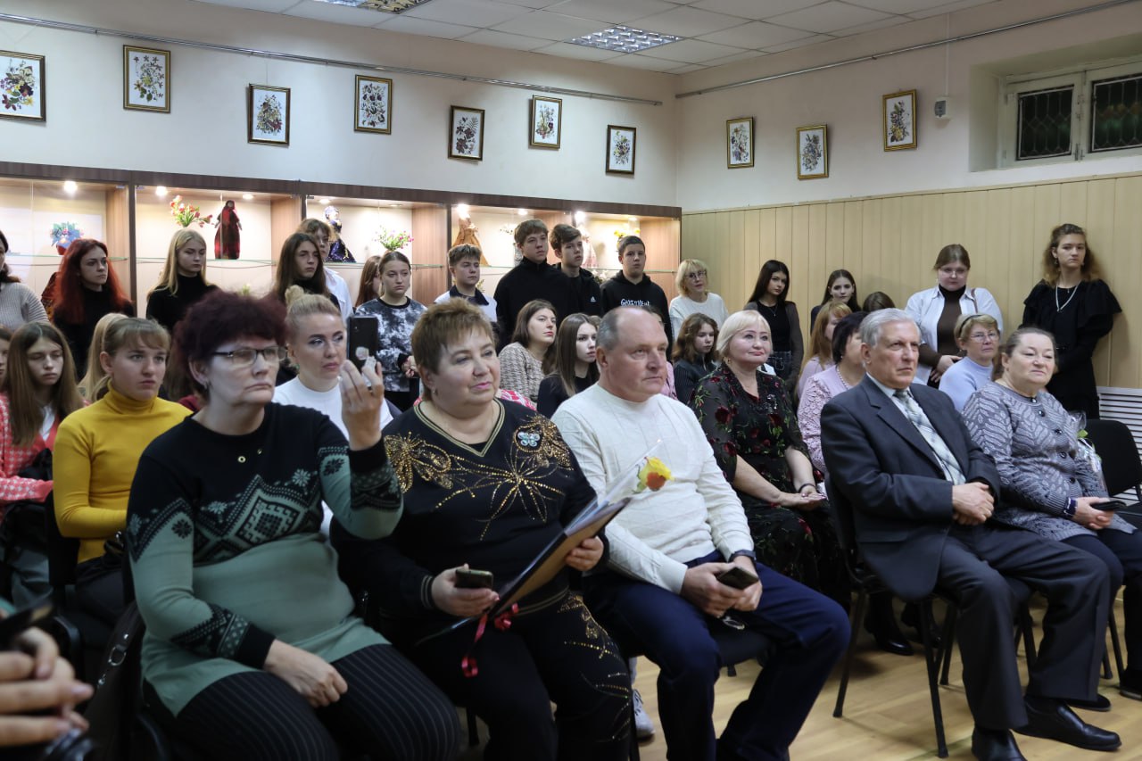 В честь 80-летия Победы в Великой Отечественной войне и в рамках Года защитника Отечества в Луганском центре народного творчества открылась персональная выставка «Души и сердца вдохновенье» В честь 80-летия Победы в Великой Отечественной войне и в рамках Года защитника Отечества в Луганском центре народного творчества открылась персональная выставка «Души и сердца вдохновенье»