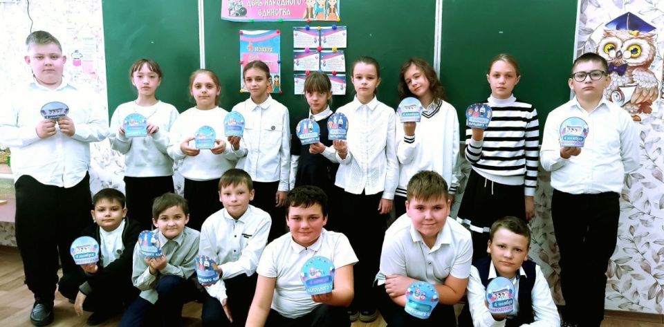 Я - россиянин! . В 5 классе "Станично-Луганской средней школе имени Грекова П М." прошёл урок, посвященный Дню народного единства в рамках Всероссийской детской культурно-просветительской акции «Я - россиянин» Я - россиянин! . В 5 классе "Станично-Луганской средней школе имени Грекова П М." прошёл урок, посвященный Дню народного единства в рамках Всероссийской детской культурно-просветительской акции «Я - россиянин»