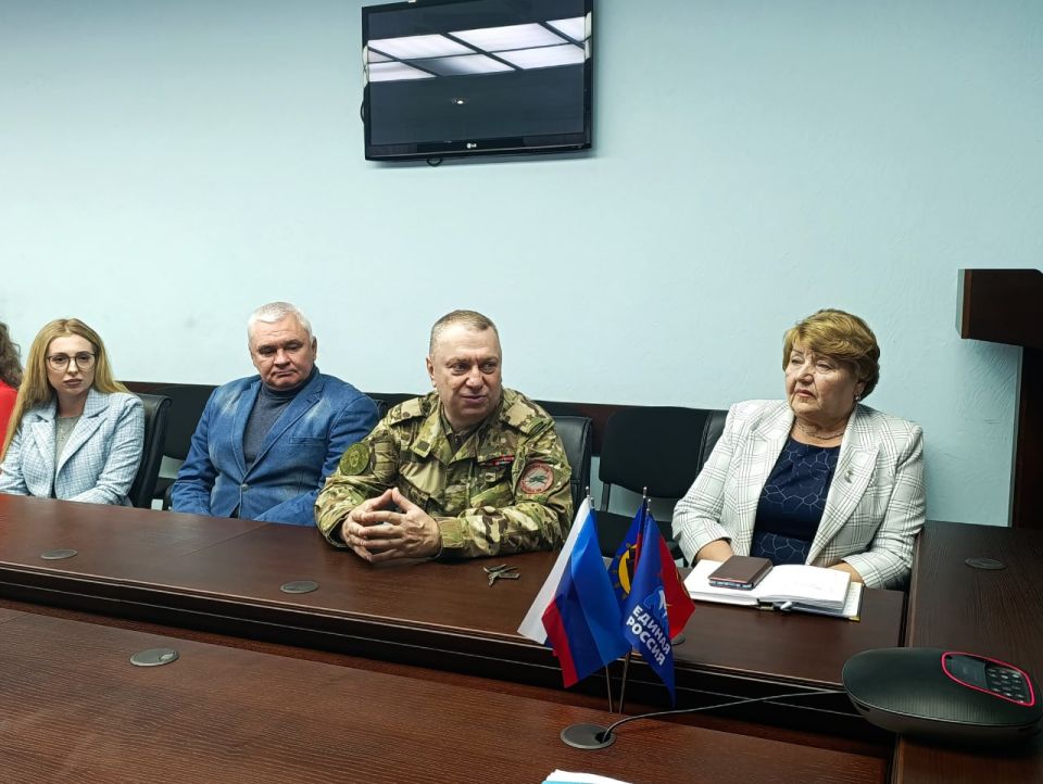 Антрацитовские единороссы провели круглый стол «Мои земляки – мои Герои» Антрацитовские единороссы провели круглый стол «Мои земляки – мои Герои»
