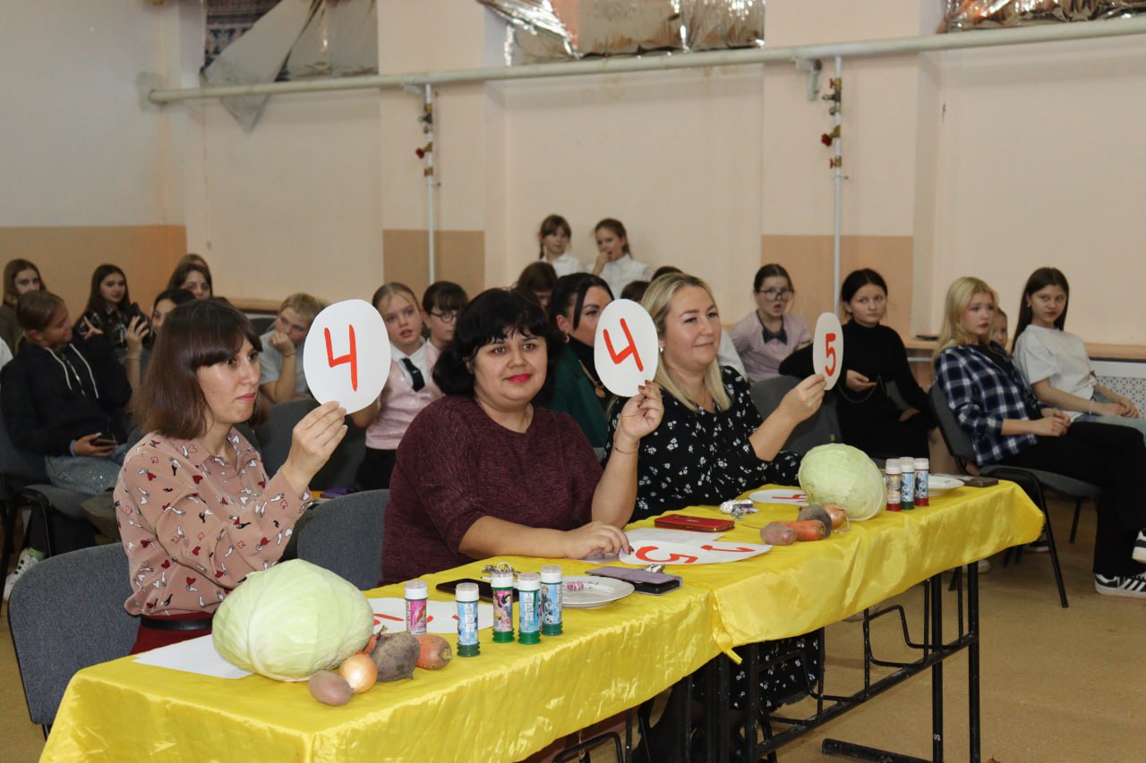 В Краснодонском УВК «Забота» состоялся осенний бал В Краснодонском УВК «Забота» состоялся осенний бал