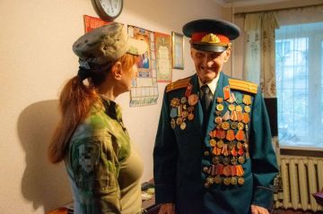 В Луганске росгвардейцы навестили 99-летнего ветерана