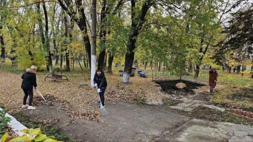 В городском парке культуры и отдыха прошел субботник по благоустройству территорий лесной зоны, организованной работниками клубных учреждений нашего города