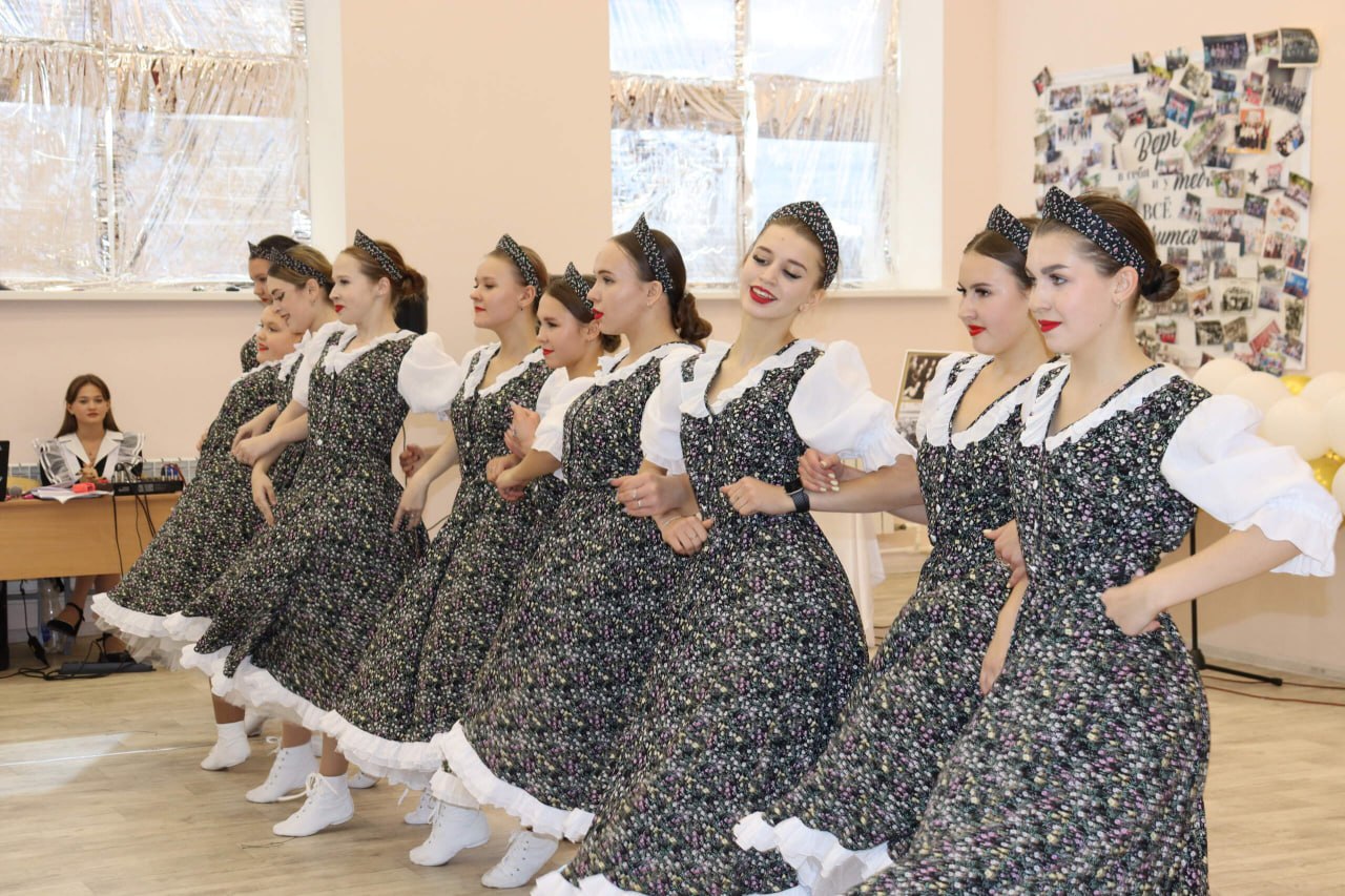 90 лет света и знаний: Антрацитовская школа №9 отметила юбилей 90 лет света и знаний: Антрацитовская школа №9 отметила юбилей