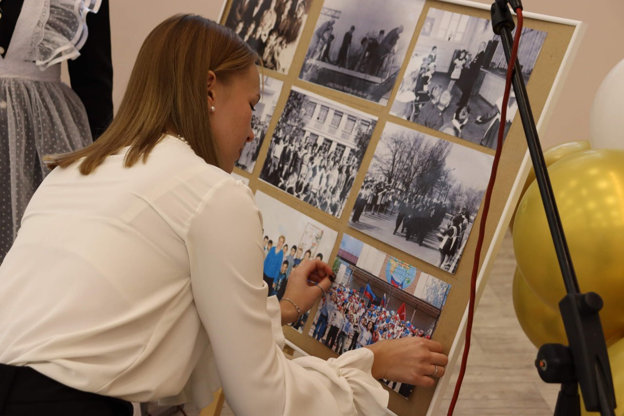 90 лет света и знаний: Антрацитовская школа №9 отметила юбилей 90 лет света и знаний: Антрацитовская школа №9 отметила юбилей