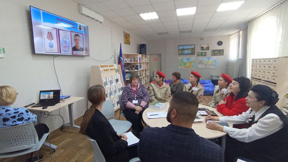 В Красном луче прошел круглый стол «Мои земляки - мои герои», инициатором которого выступило Краснолучское местное отделение партии «Единая Россия» В Красном луче прошел круглый стол «Мои земляки - мои герои», инициатором которого выступило Краснолучское местное отделение партии «Единая Россия»