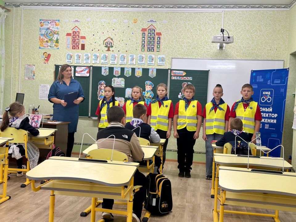 Сотрудники ОГИБДД ОМВД России «Марковский» приняли участие в посвящении первоклассников Бондаровской общеобразовательной школы в ПЕШЕХОДЫ Сотрудники ОГИБДД ОМВД России «Марковский» приняли участие в посвящении первоклассников Бондаровской общеобразовательной школы в ПЕШЕХОДЫ