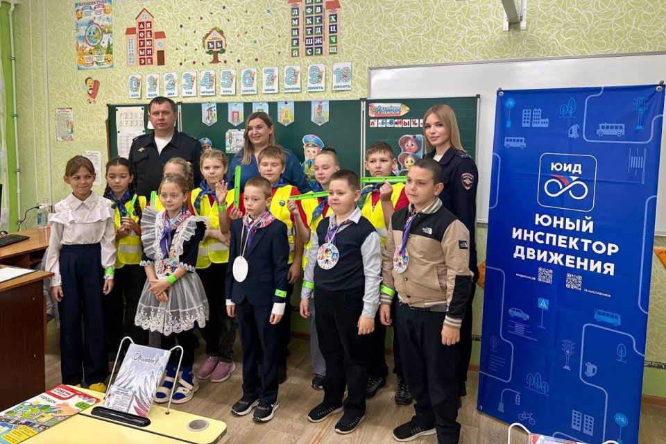 Сотрудники ОГИБДД ОМВД России «Марковский» приняли участие в посвящении первоклассников Бондаровской общеобразовательной школы в ПЕШЕХОДЫ
