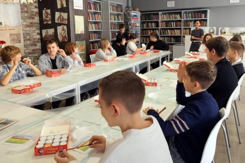 В Свердловской городской библиотеке состоялось комплексное мероприятие «Читаем, познаем, рисуем» В Свердловской городской библиотеке состоялось комплексное мероприятие «Читаем, познаем, рисуем»