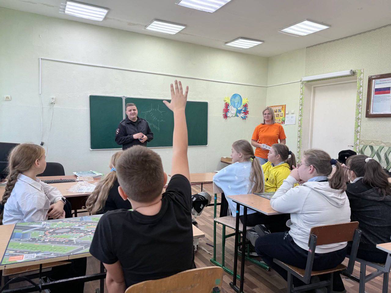 Вместе с ПДД. Сотрудники отделения пропаганды безопасности дорожного движения управления Госавтоинспекции по региону проводят профилактические мероприятия На базе Луганского учебно-воспитательного комплекса «Спортивная... Вместе с ПДД. Сотрудники отделения пропаганды безопасности дорожного движения управления Госавтоинспекции по региону проводят профилактические мероприятия На базе Луганского учебно-воспитательного комплекса «Спортивная...