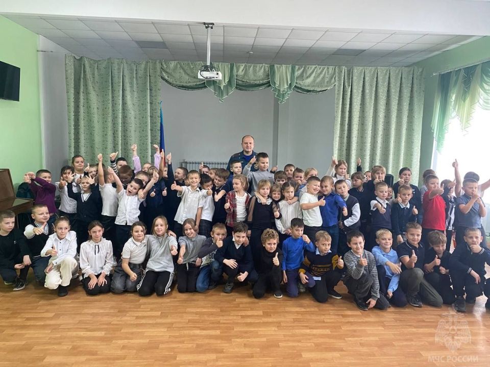 Если вдруг пожар увидел ты, то без дела не сиди, в МЧС скорей звони!