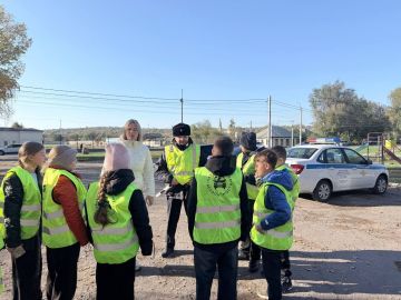 Вместе с ПДД. Сотрудники отделения пропаганды безопасности дорожного движения управления Госавтоинспекции по региону проводят профилактические мероприятия На базе Луганского учебно-воспитательного комплекса «Спортивная...