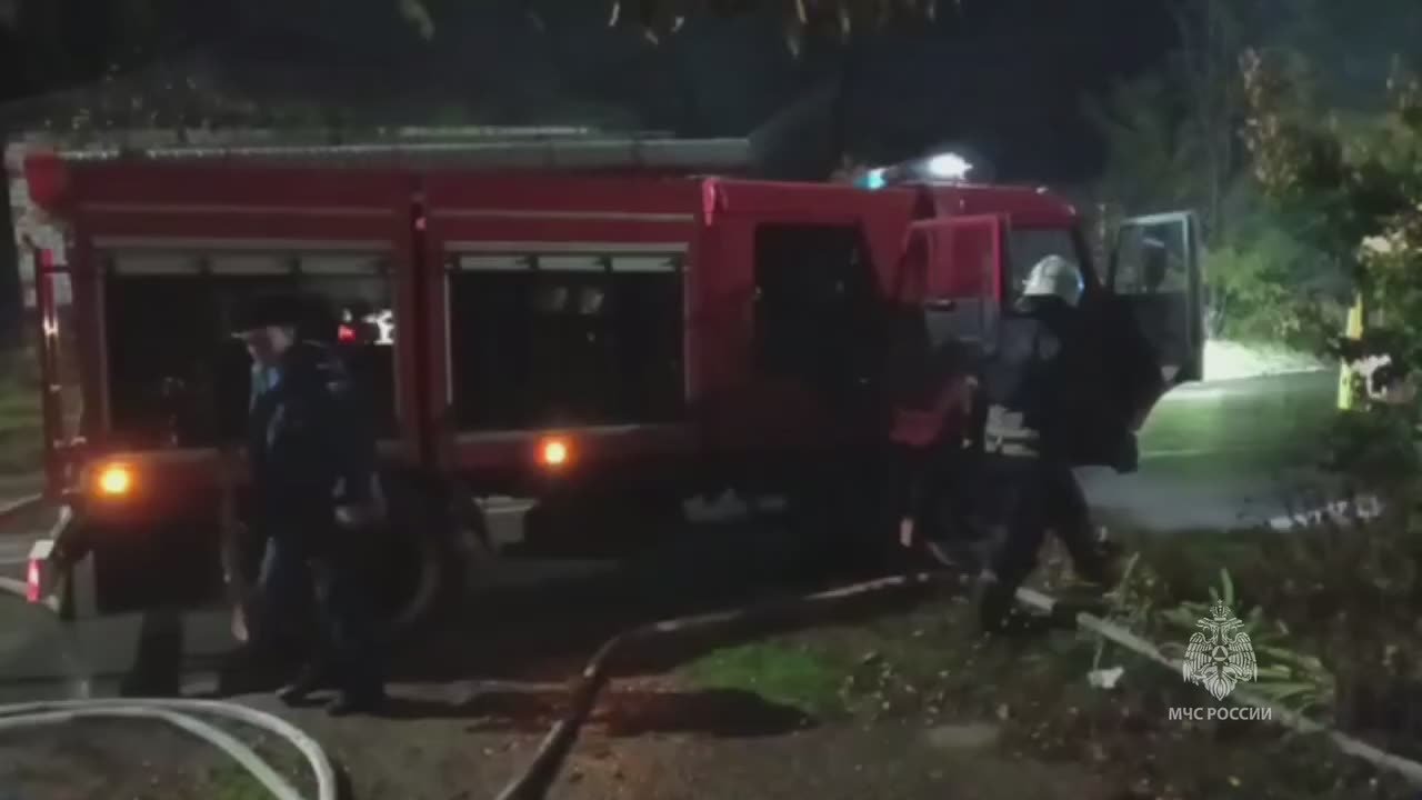 В Луганске огнеборцы МЧС России спасли на пожаре пенсионерку
