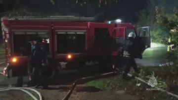 В Луганске огнеборцы МЧС России спасли на пожаре пенсионерку