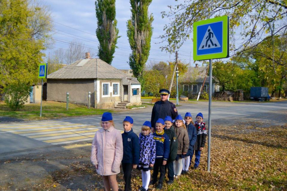 В Лутугино сотрудники Госавтоинспекции посвятили детей в ЮИД В Лутугино сотрудники Госавтоинспекции посвятили детей в ЮИД