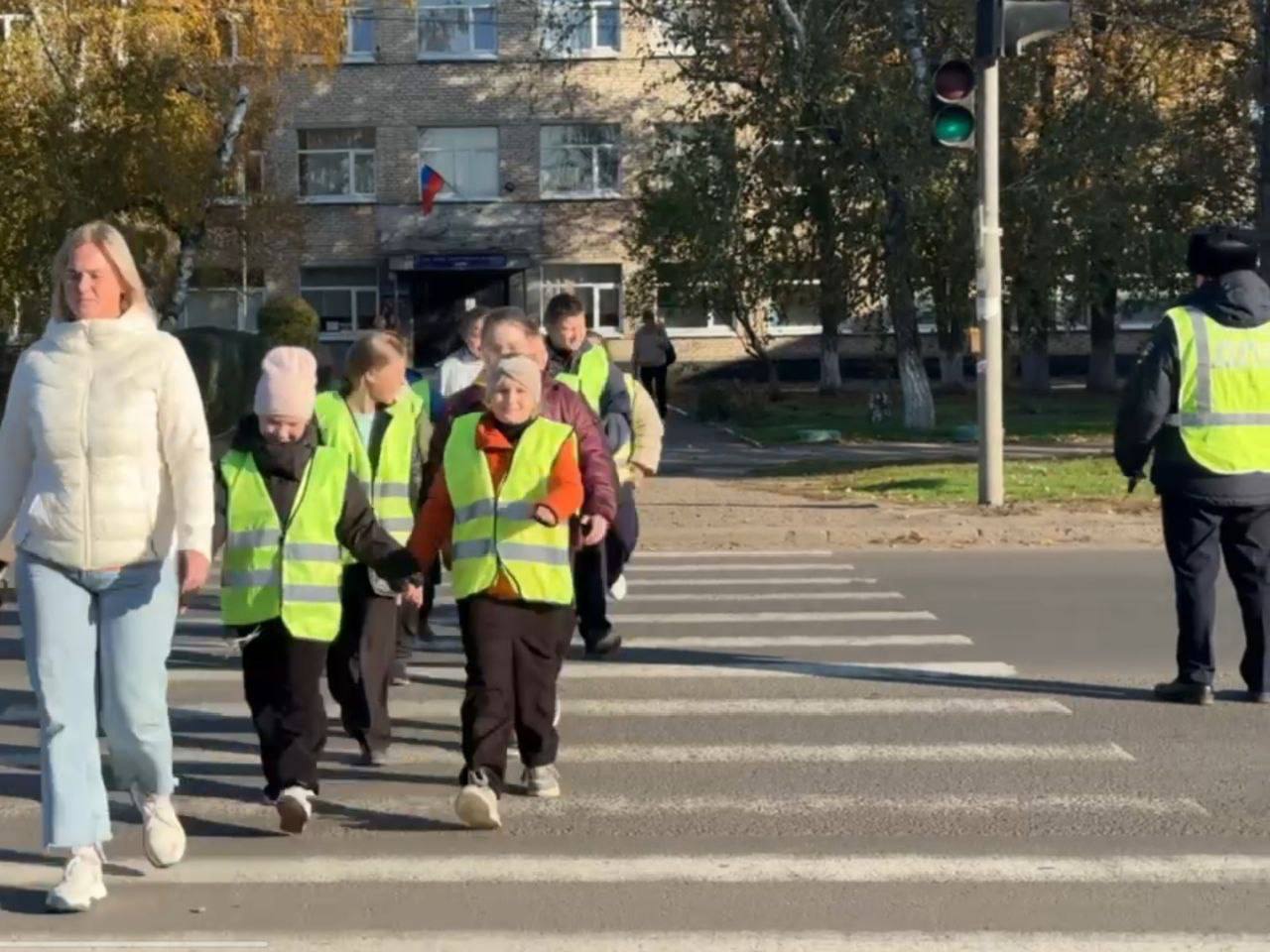 Вместе с ПДД. Сотрудники отделения пропаганды безопасности дорожного движения управления Госавтоинспекции по региону проводят профилактические мероприятия На базе Луганского учебно-воспитательного комплекса «Спортивная... Вместе с ПДД. Сотрудники отделения пропаганды безопасности дорожного движения управления Госавтоинспекции по региону проводят профилактические мероприятия На базе Луганского учебно-воспитательного комплекса «Спортивная...