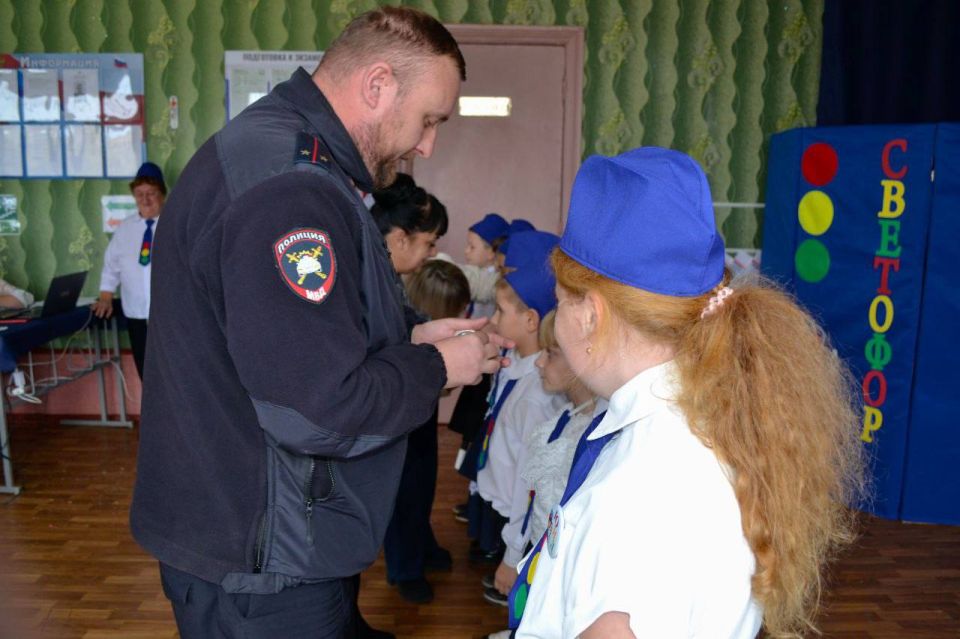 В Лутугино сотрудники Госавтоинспекции посвятили детей в ЮИД В Лутугино сотрудники Госавтоинспекции посвятили детей в ЮИД