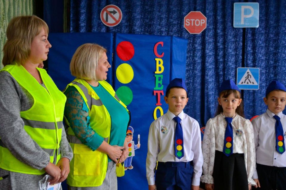 В Лутугино сотрудники Госавтоинспекции посвятили детей в ЮИД В Лутугино сотрудники Госавтоинспекции посвятили детей в ЮИД