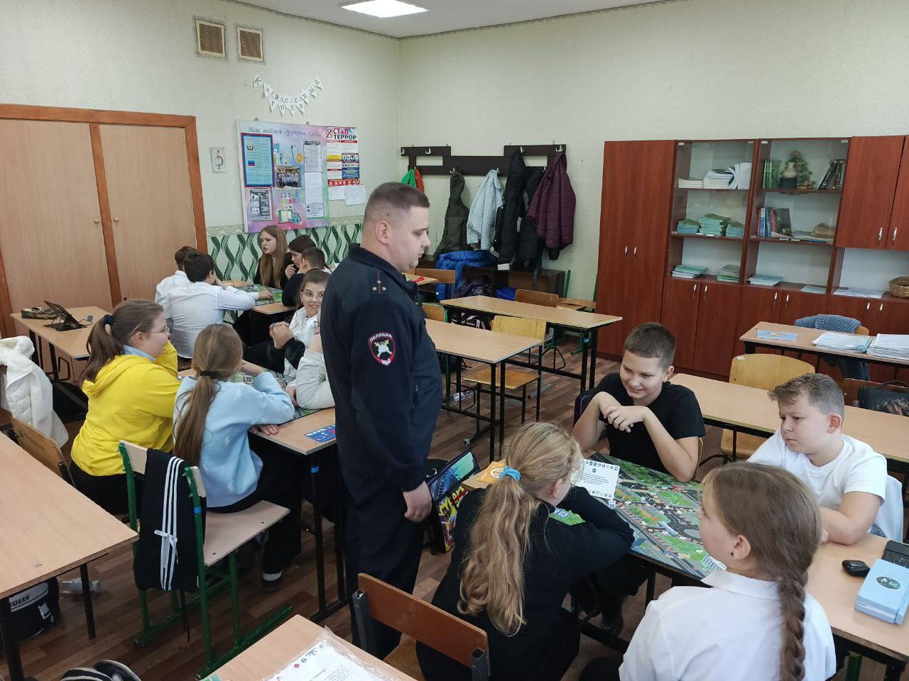 Вместе с ПДД. Сотрудники отделения пропаганды безопасности дорожного движения управления Госавтоинспекции по региону проводят профилактические мероприятия На базе Луганского учебно-воспитательного комплекса «Спортивная... Вместе с ПДД. Сотрудники отделения пропаганды безопасности дорожного движения управления Госавтоинспекции по региону проводят профилактические мероприятия На базе Луганского учебно-воспитательного комплекса «Спортивная...