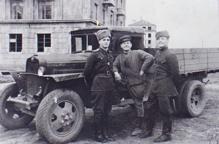 Во время Великой Отечественной автотранспорт применялся во всех родах войск