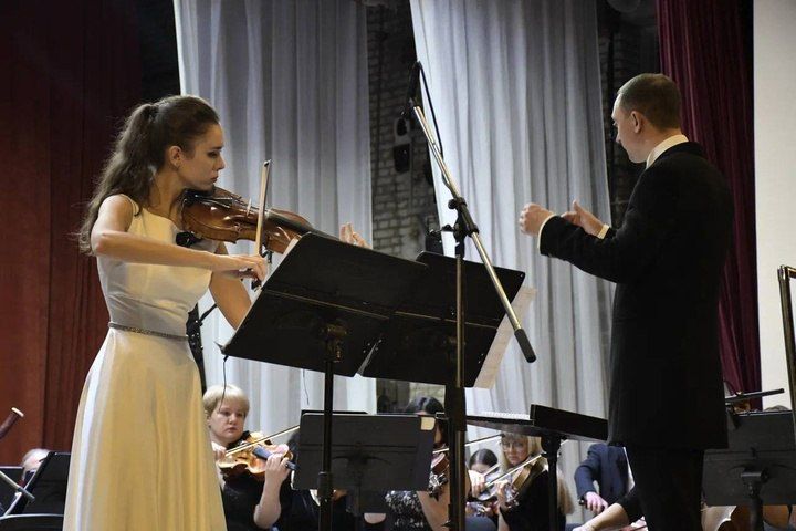 Музыка света и единства: В Луганской филармонии состоялась премьера программы «К Свету» Музыка света и единства: В Луганской филармонии состоялась премьера программы «К Свету»