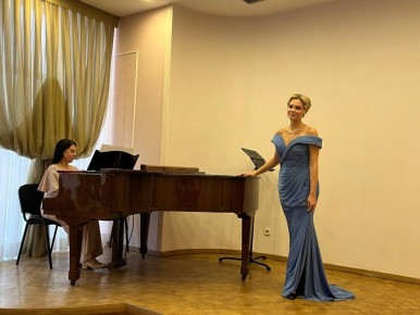 В малом зале Луганской академической филармонии состоялась программа «Оперетта. Водевиль. Мюзикл», погрузившая зрителей в захватывающую историю музыкального театра