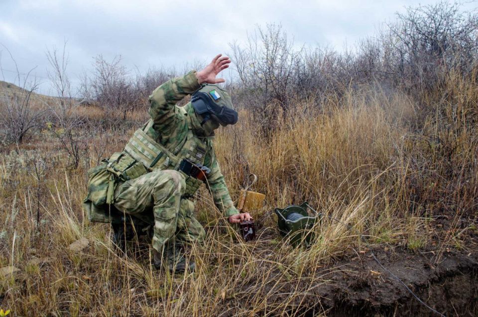 Росгвардейцы обнаружили схрон с натовским оружием в ЛНР Росгвардейцы обнаружили схрон с натовским оружием в ЛНР