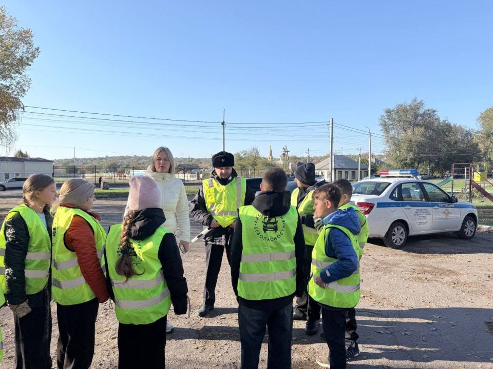 Вместе с ПДД. Сотрудники отделения пропаганды безопасности дорожного движения управления Госавтоинспекции по региону проводят профилактические мероприятия На базе Луганского учебно-воспитательного комплекса «Спортивная...