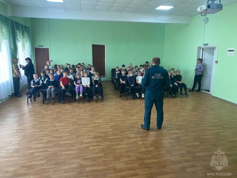 Если вдруг пожар увидел ты, то без дела не сиди, в МЧС скорей звони! Если вдруг пожар увидел ты, то без дела не сиди, в МЧС скорей звони!