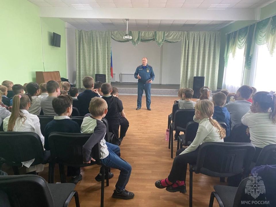 Если вдруг пожар увидел ты, то без дела не сиди, в МЧС скорей звони! Если вдруг пожар увидел ты, то без дела не сиди, в МЧС скорей звони!