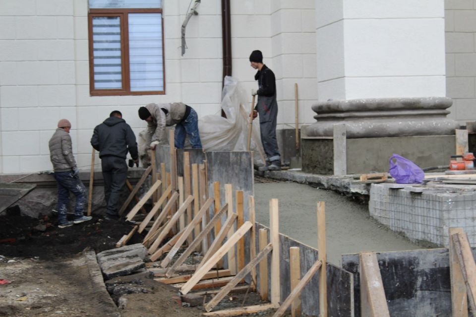 Сергей Козенко: В Краснодоне продолжается масштабный капитальный ремонт фасада городского Дворца культуры имени «Молодой гвардии» Сергей Козенко: В Краснодоне продолжается масштабный капитальный ремонт фасада городского Дворца культуры имени «Молодой гвардии»