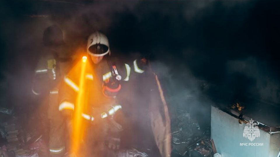 Спасатели МЧС России отстояли жилой дом луганчанина от огня