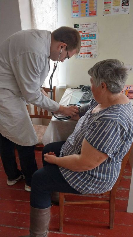 Специалисты Металлисткой АОПСМ провели выездной осмотр жителей села Приветное Специалисты Металлисткой АОПСМ провели выездной осмотр жителей села Приветное