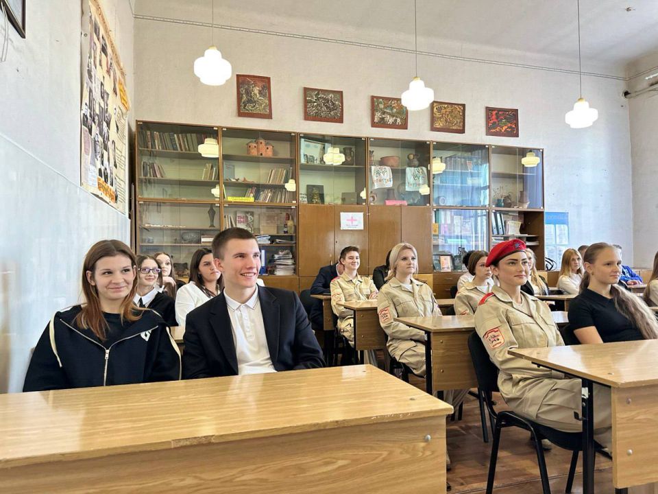 В стенах Алчевского коллегиума №1 им. Христины Алчевской депутат Совета городского округа город Алчевск Александр Ярский познакомил молодых и активных ребят из всех школ города с деятельностью молодежных организаций горда, в... В стенах Алчевского коллегиума №1 им. Христины Алчевской депутат Совета городского округа город Алчевск Александр Ярский познакомил молодых и активных ребят из всех школ города с деятельностью молодежных организаций горда, в...