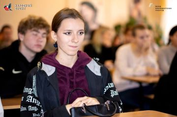 Не твоё - не трогай.. Молодёжка НФ провела мастер-класс по взрывоопасным предметам в колледже моды, парикмахерского искусства и компьютерных технологий