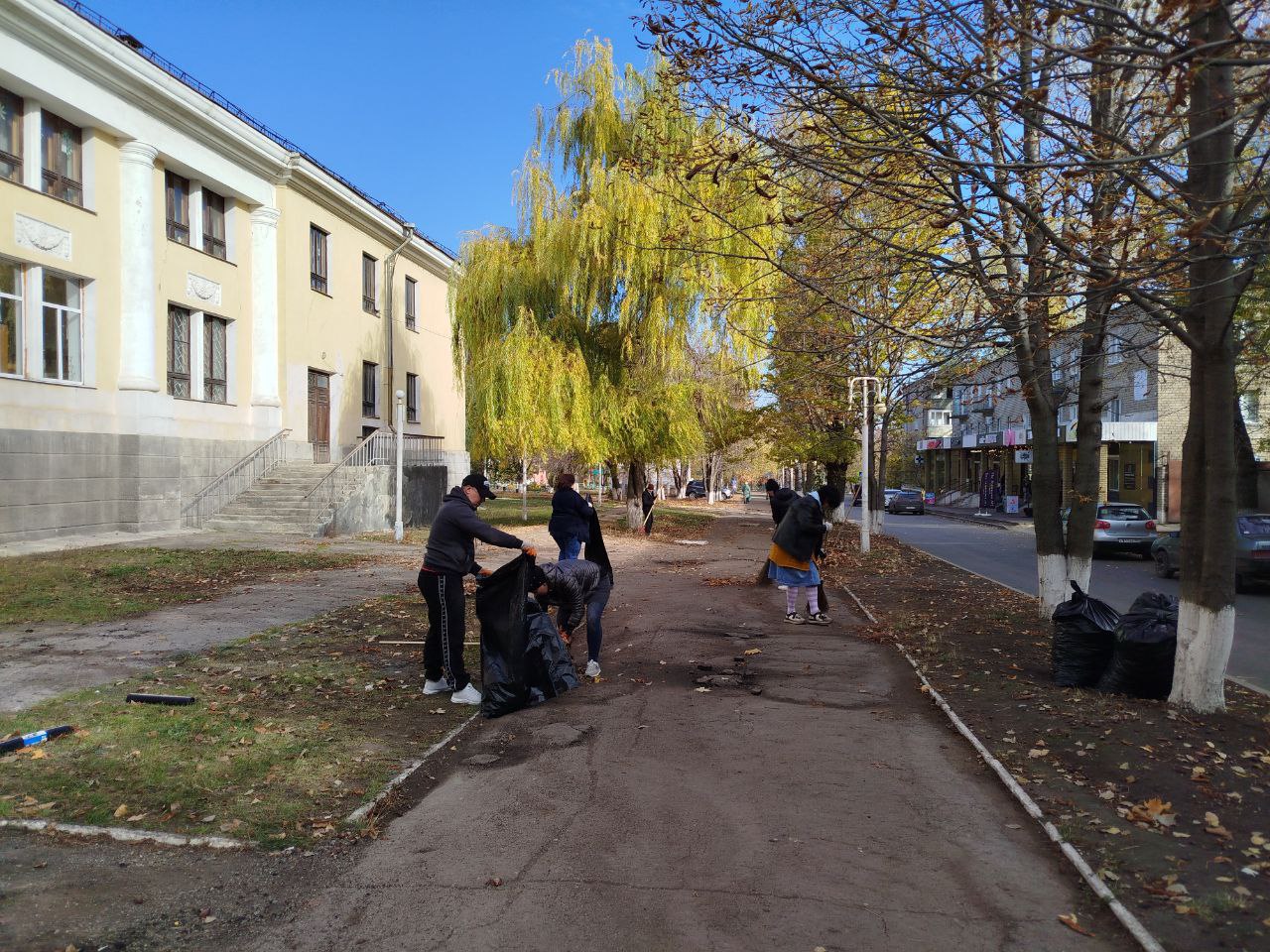 В Молодогвардейске активисты Партии «Единая Россия» приступили к уборке опавшей листвы В Молодогвардейске активисты Партии «Единая Россия» приступили к уборке опавшей листвы