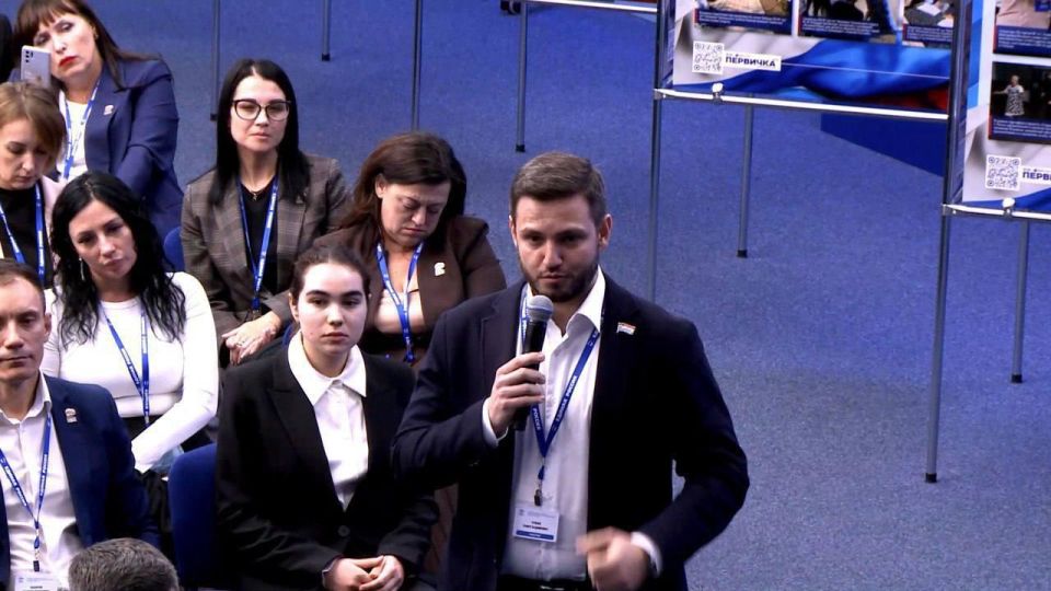 Председатель партии Дмитрий Медведев собрал секретарей первичек со всей страны — всего 89 человек Председатель партии Дмитрий Медведев собрал секретарей первичек со всей страны — всего 89 человек