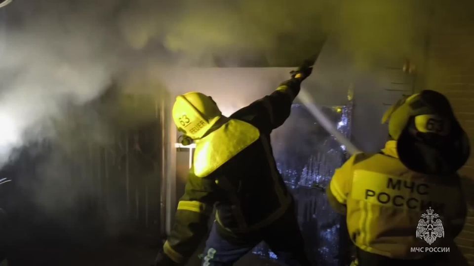 В Северодонецке спасатели не дали огню распространиться на жилой сектор