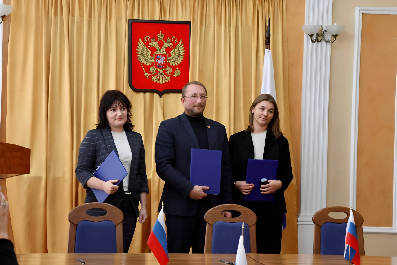 В Луганской Народной Республике прошло важное мероприятие — трёхстороннее подписание соглашений между Министерством культуры ЛНР, учреждениями культуры и новыми земскими работниками, прибывшими из различных регионов России В Луганской Народной Республике прошло важное мероприятие — трёхстороннее подписание соглашений между Министерством культуры ЛНР, учреждениями культуры и новыми земскими работниками, прибывшими из различных регионов России