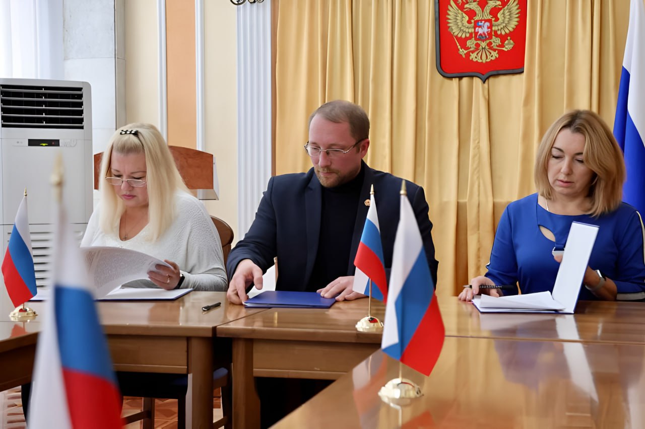 В Луганской Народной Республике прошло важное мероприятие — трёхстороннее подписание соглашений между Министерством культуры ЛНР, учреждениями культуры и новыми земскими работниками, прибывшими из различных регионов России В Луганской Народной Республике прошло важное мероприятие — трёхстороннее подписание соглашений между Министерством культуры ЛНР, учреждениями культуры и новыми земскими работниками, прибывшими из различных регионов России